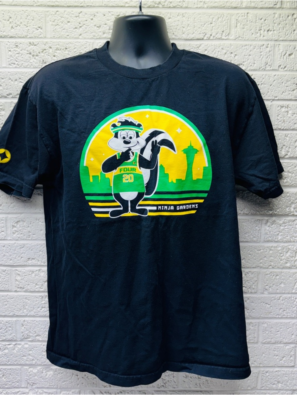 NINJA GARDENS L Black Graphic Tee Seattle Washington Skunk Cannibas Company •EX‼